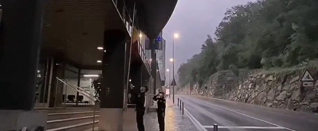 La policia haurà de tenir grups especialitzats en violència de gènere.