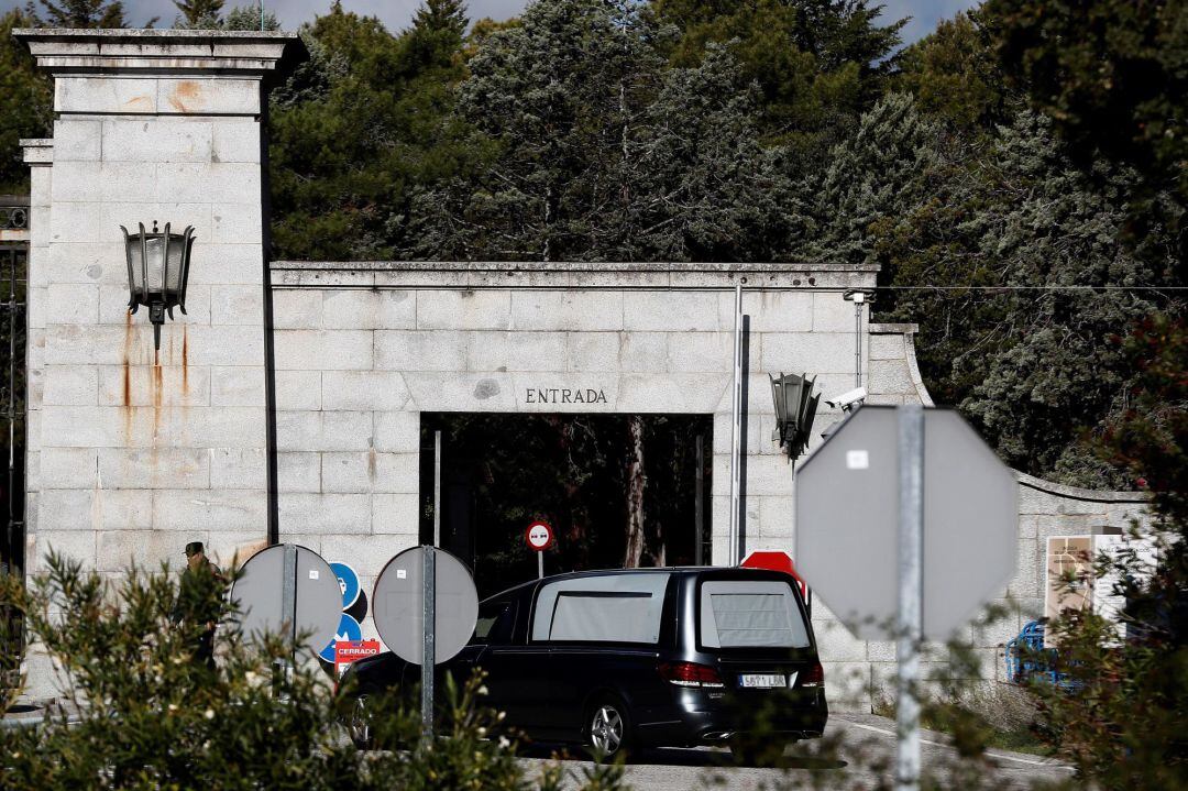 Un coche fúnebre entra al Valle de los Caídos, en San Lorenzo del Escorial.