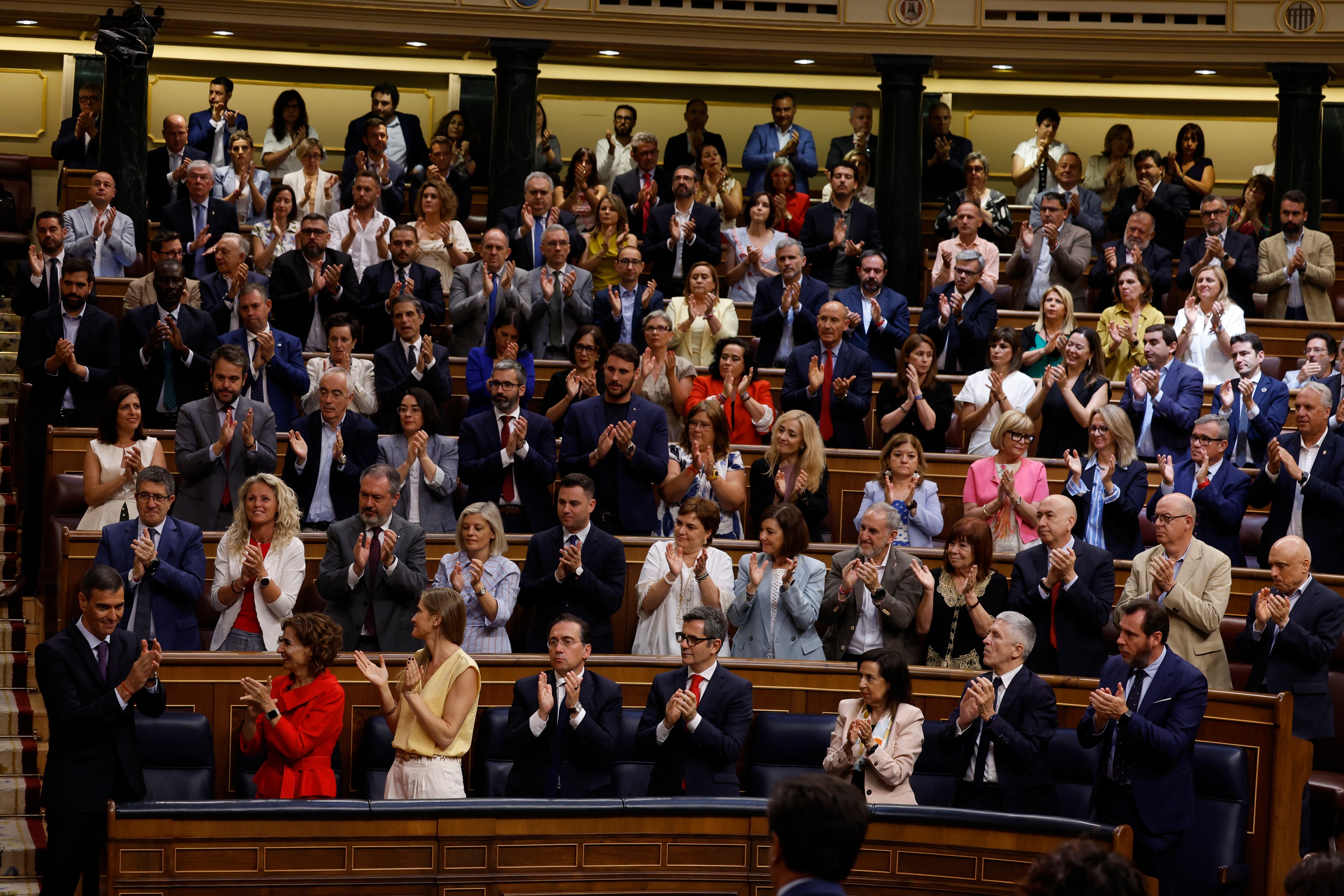 El presidente del gobierno Pedro Sánchez, es aplaudido tras su interviención durante el pleno en el Congreso de los Diputados, este miércoles.