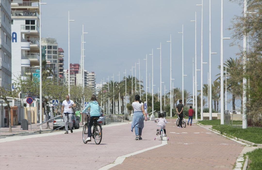 Paseo marítimo en la playa de Gandia 