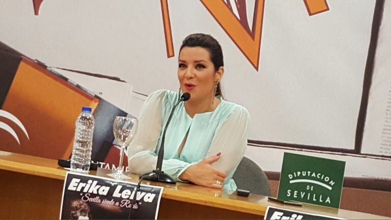 La cantante Erika Leiva durante la presentación de su espectáculo &quot;Sevilla siente a Rocío&quot; en el Teatro de la Maestranza.