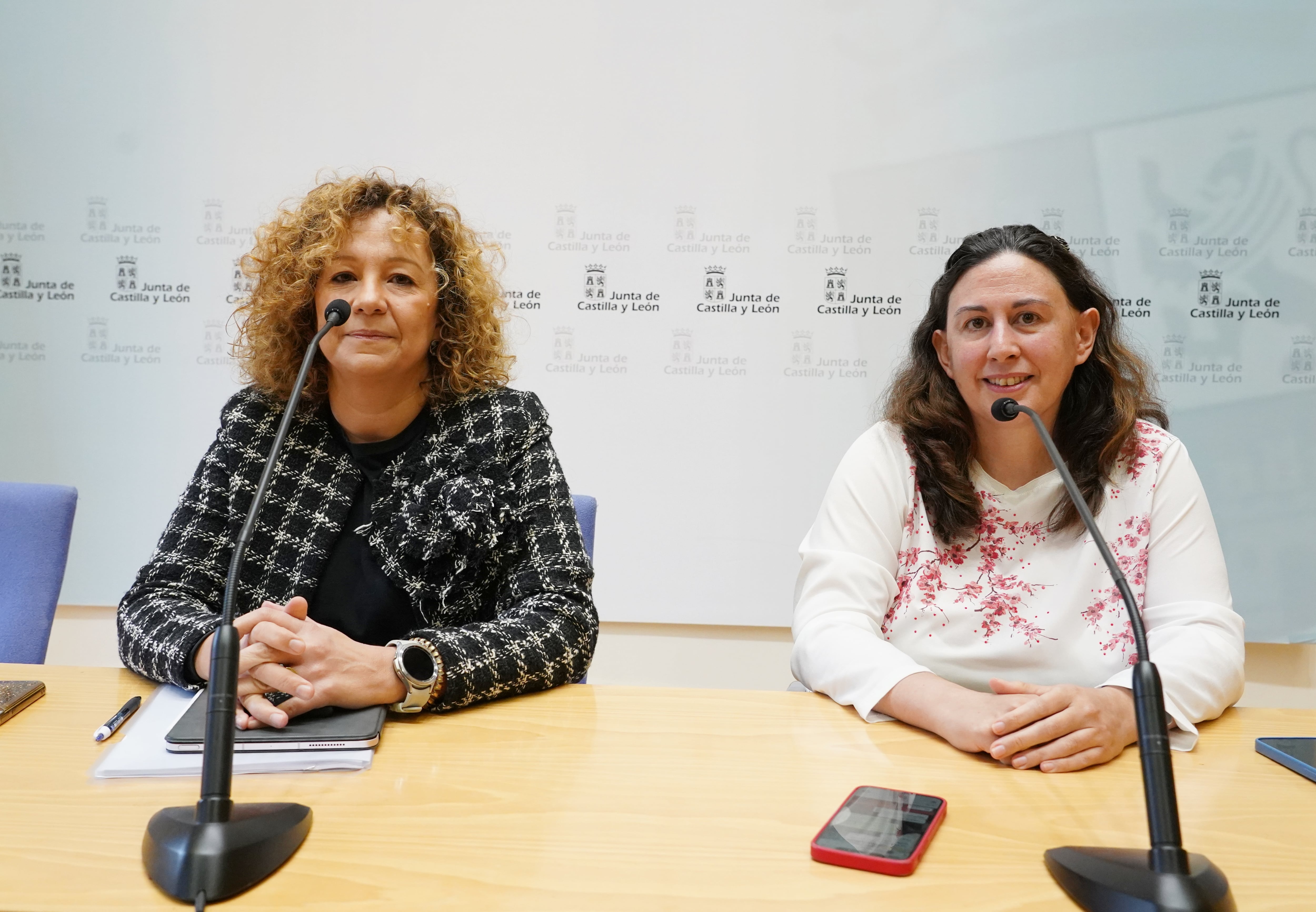 La directora general de Salud Pública, Sonia Tamames, y la directora general de Asistencia Sanitaria y Humanización, Silvia Fernández, presentan las novedades de la Campaña de vacunación de Castilla y León 2024-2025.