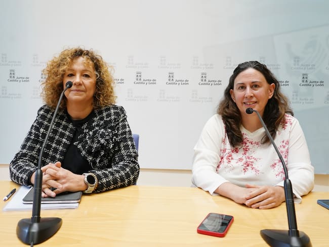 La directora general de Salud Pública, Sonia Tamames, y la directora general de Asistencia Sanitaria y Humanización, Silvia Fernández, presentan las novedades de la Campaña de vacunación de Castilla y León 2024-2025.