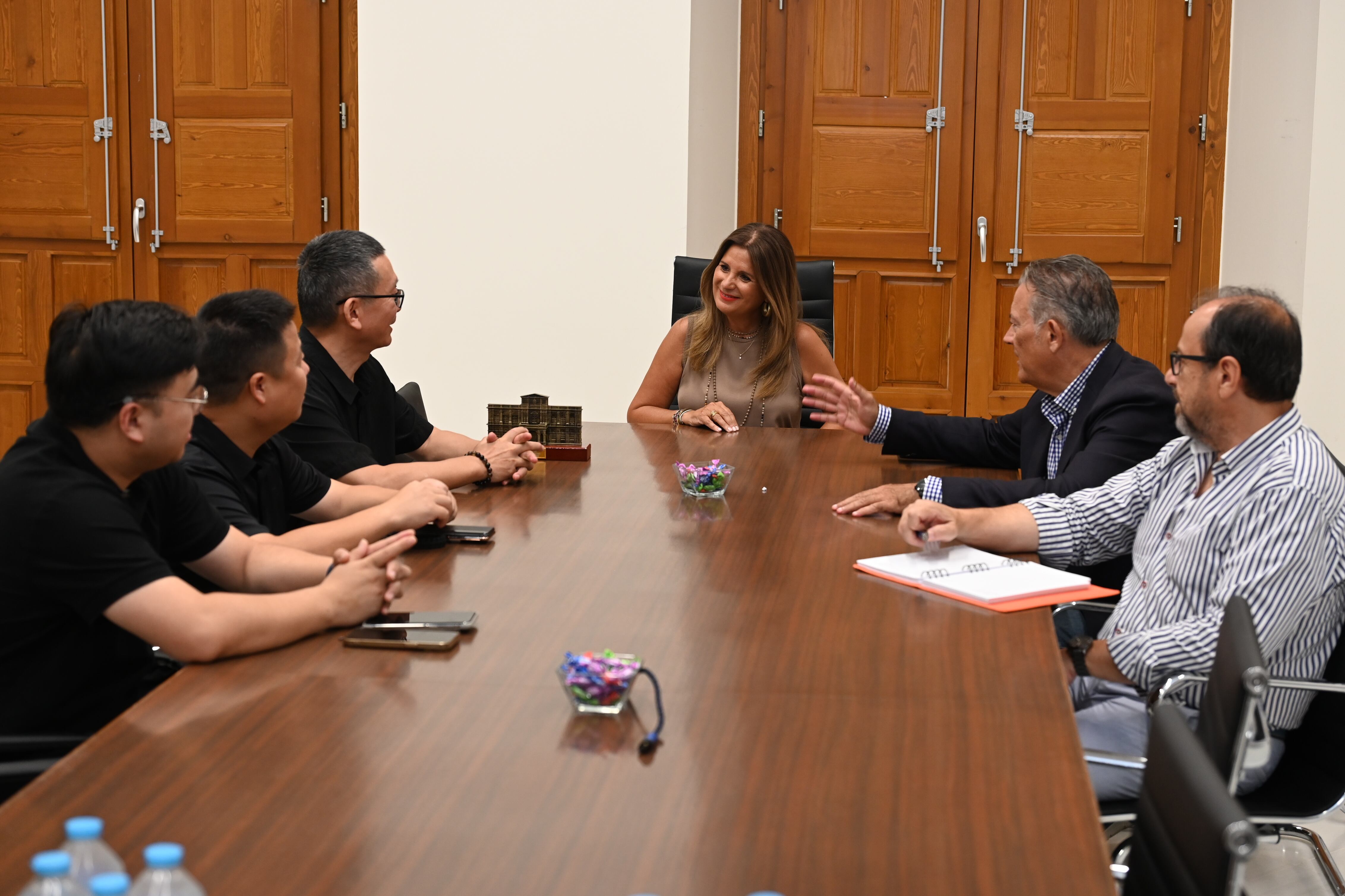 Reunión entre responsables de Coronet y el Ayuntamiento de Linares.