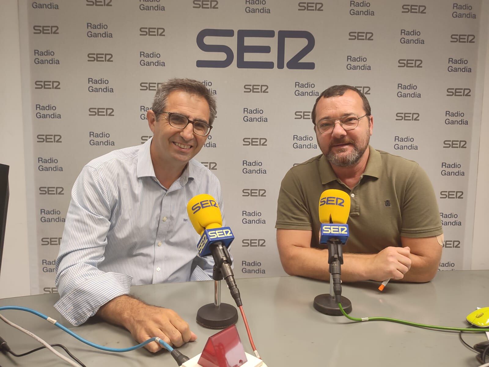 José Pedro García junto al periodista Daniel Ardid en los estudios de Radio Gandia SER.