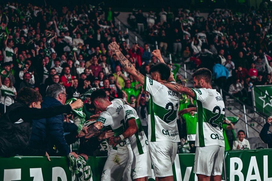 Los jugadores del Elche CF celebran el gol de Josan con la grada del Martínez Valero