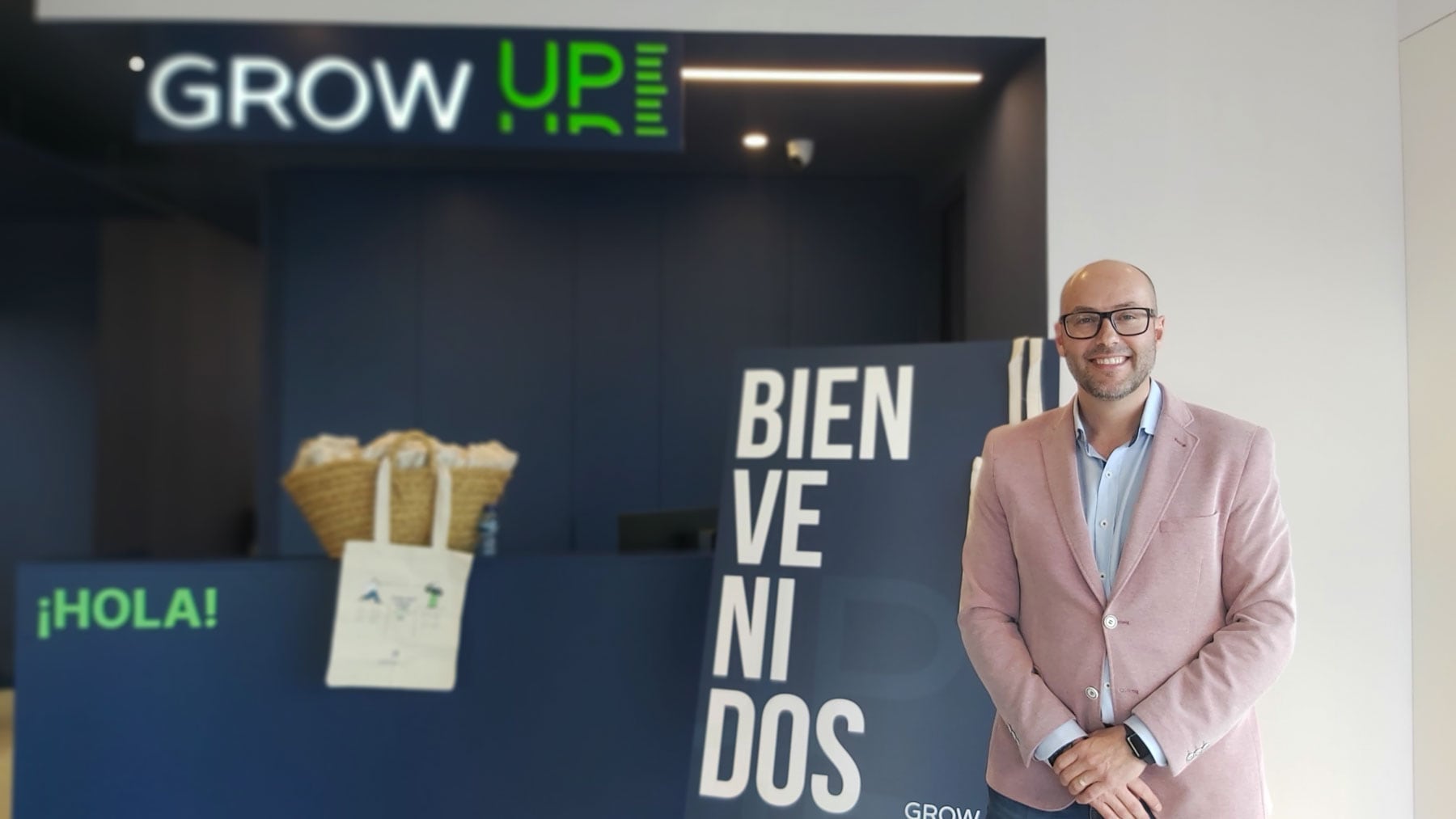 Miguel Ángel Llorens posando para Radio Alcoy en la entada a las nuevas oficinas de la sede de Grow Up