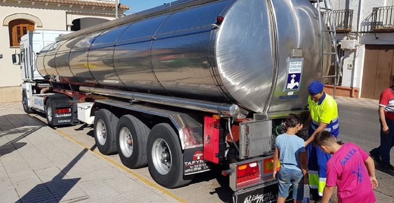 Un camión cisterna surte de agua potable a varios vecinos de Navas de San Juan.