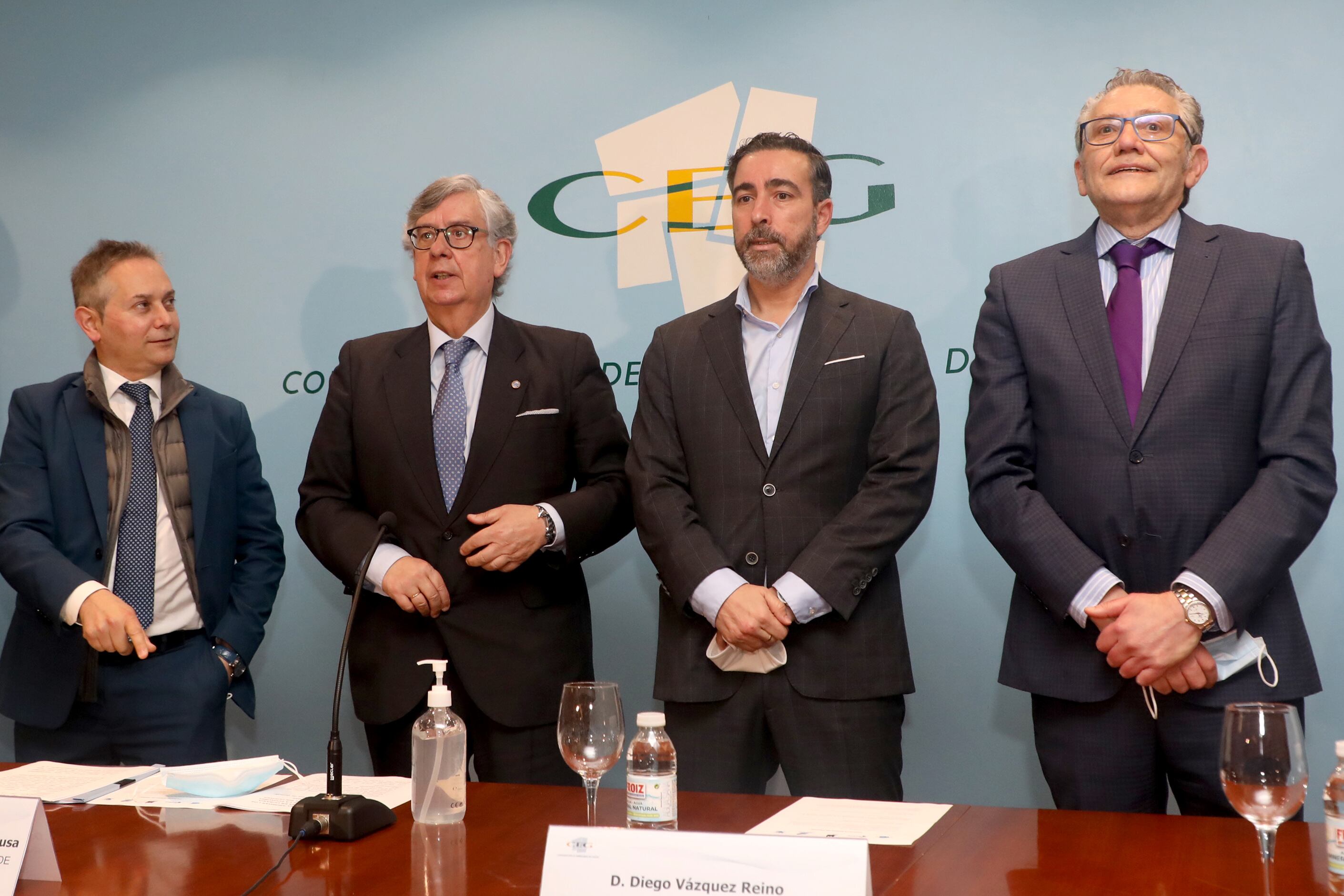 GRAF1187. SANTIAGO DE COMPOSTELA, 17/03/2022.- Los dirigentes empresariales, Enrique Mallón, secretario de la Asociación de Industriales Metalúrgicos; Juan Vieites, Presidente de la CEG y secretario general de ANFACO; Diego Vázquez, Presidente de la Federación Gallega de la Construcción y Javier Touza, Presidente de la Cooperativa de Armadores del Puerto de Vigo abordaron esta mañana en una rueda de prensa los efectos de la guerra sobre la economía y sus soluciones. EFE/Xoán Rey.