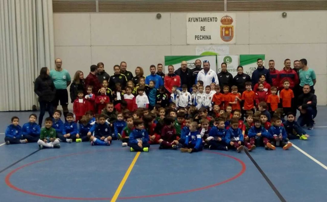 Los equipos posando en el centro de la pista.