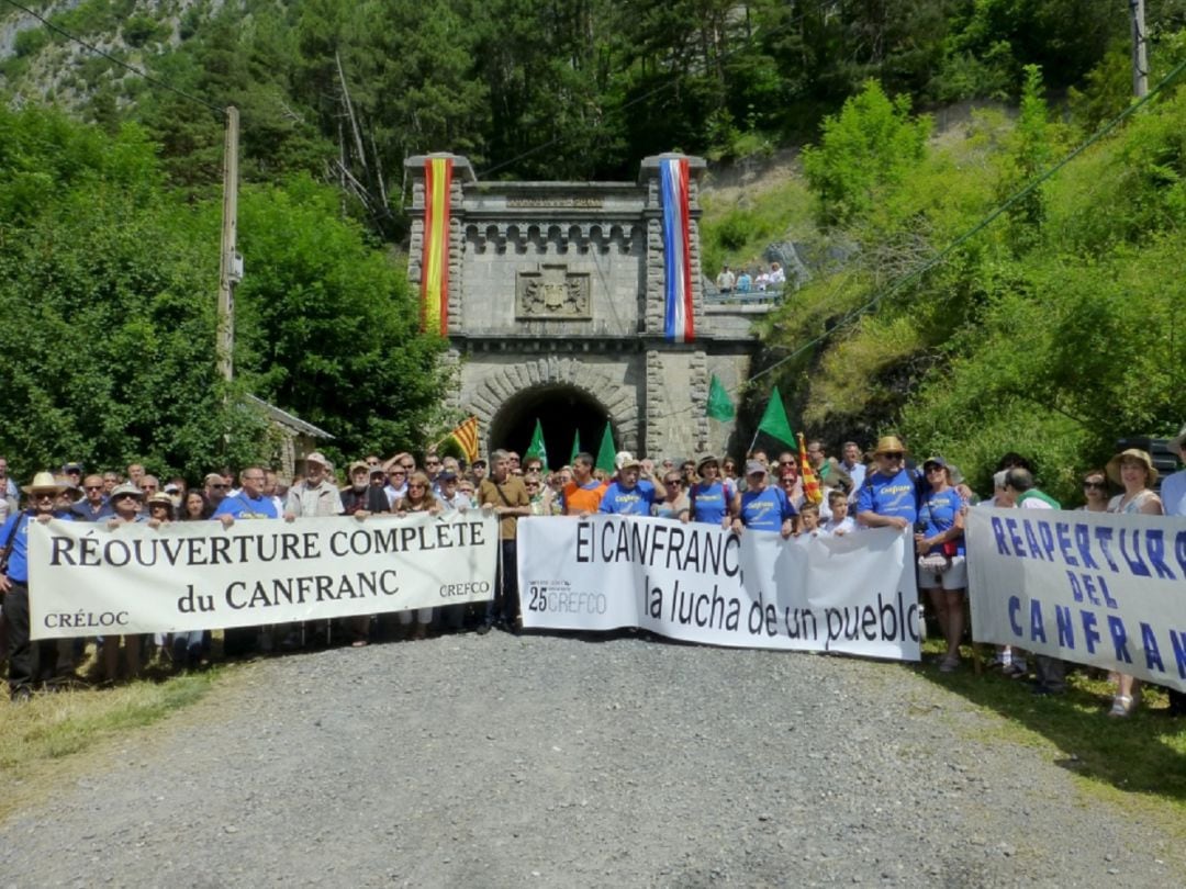 Imagen de la boca del túnel ferroviario de Somport durante la reivindicación de su reapertura en 2018