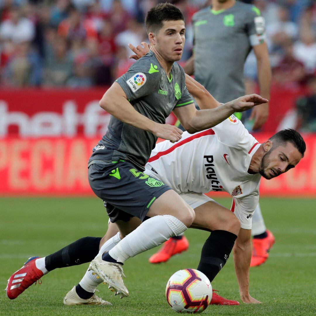 Zubeldia controla un balón ante la presencia de Sarabia