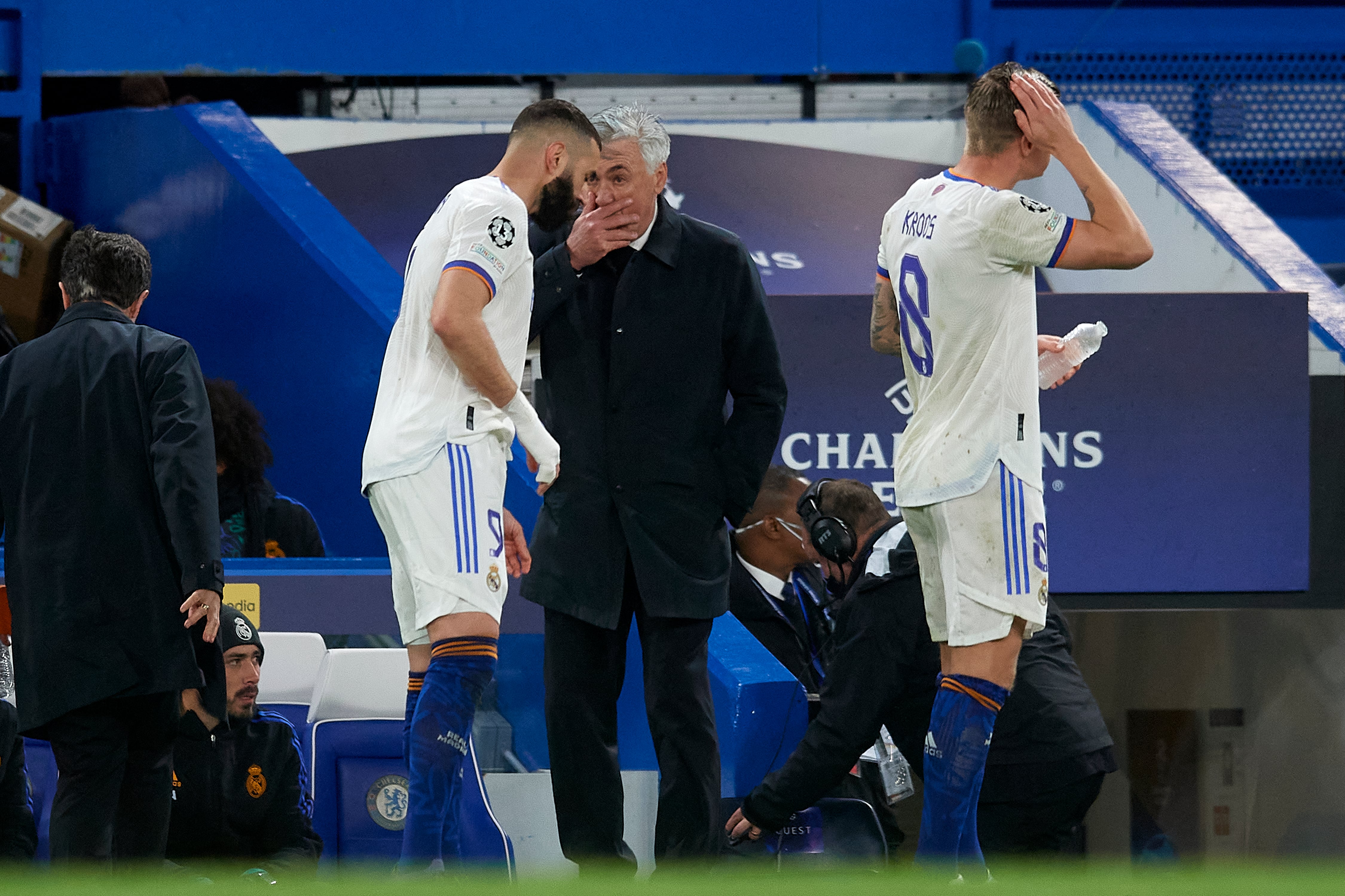 Ancelotti da instrucciones a Benzema, durante un momento del partido