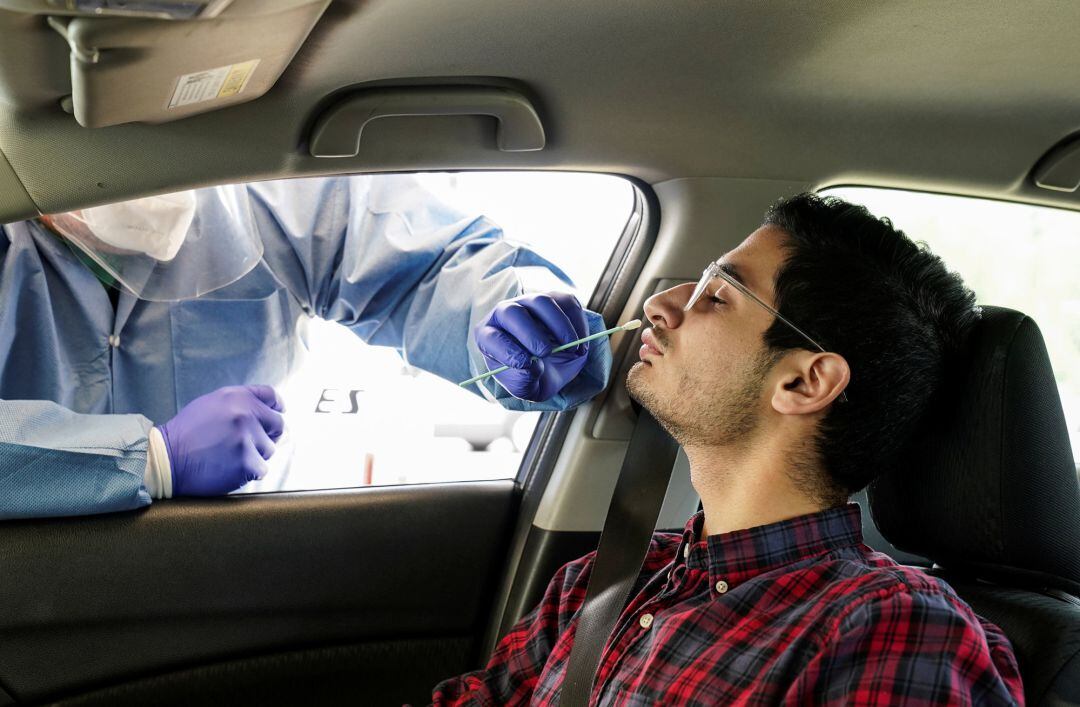 Un hombre sometiéndose a un test de coronovirus