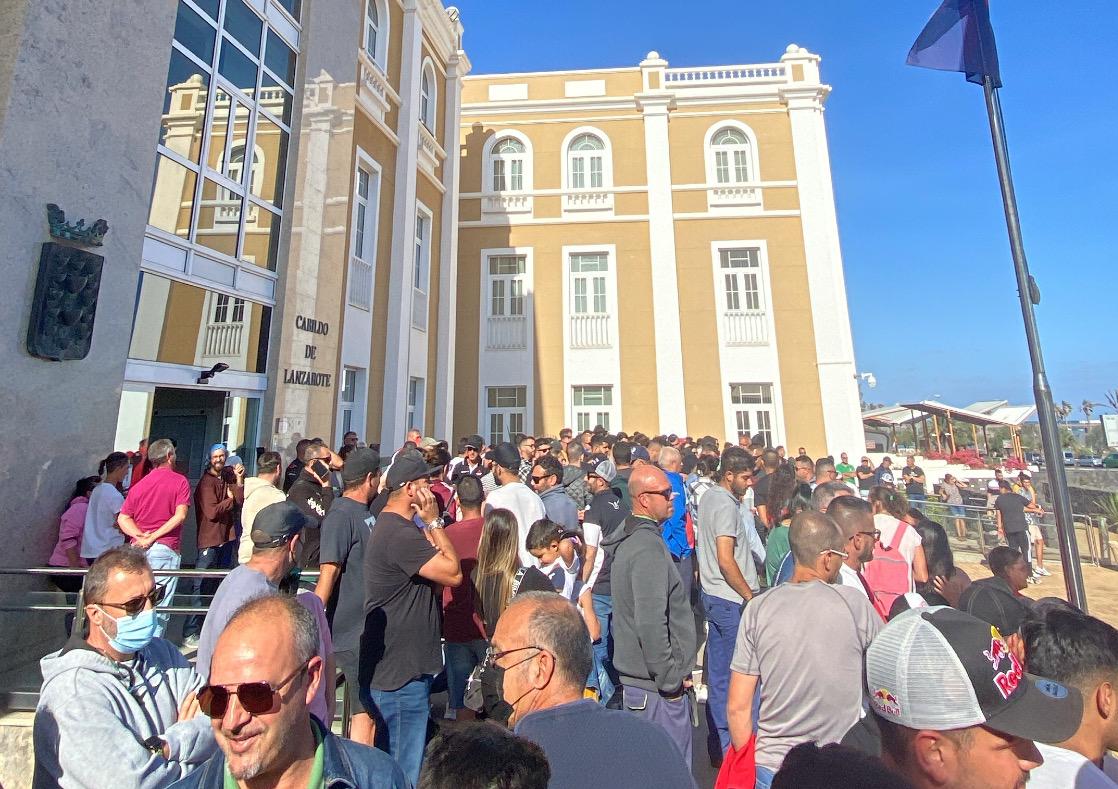 Imagen de archivo de la concentración en el Cabildo de Lanzarote por la cancelación del rally Isla de Los Volcanes.