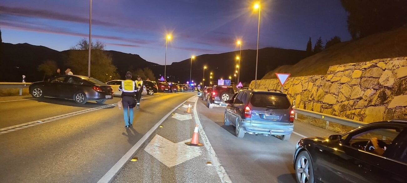 La Guardia Civil detectó más de 85 conductores positivos en alcohol y drogas
en los controles establecidos durante la
Feria de San Lucas 2025