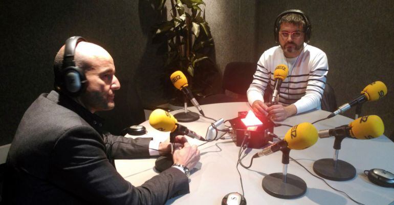 El portavoz del gobierno municipal de Alcobendas, Ramón Cubián y el portavoz del PSOE, Rafael Sánchez Acera en los estudios de SER Madrid Norte