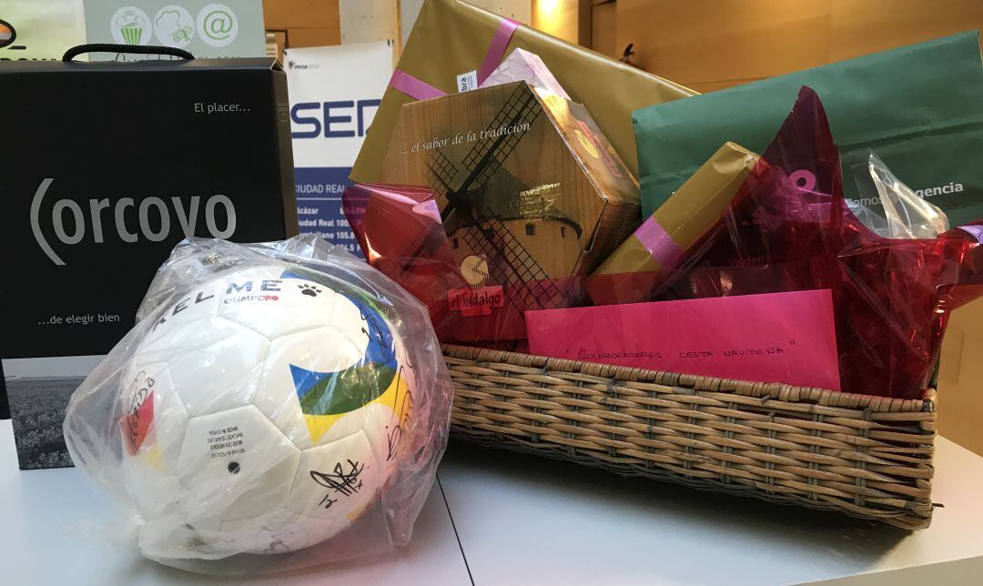 La cesta navideña, valorada en 250 euros, que se ha sorteado en el primer maratón solidario, Solinavidad, en Valdepeñas 