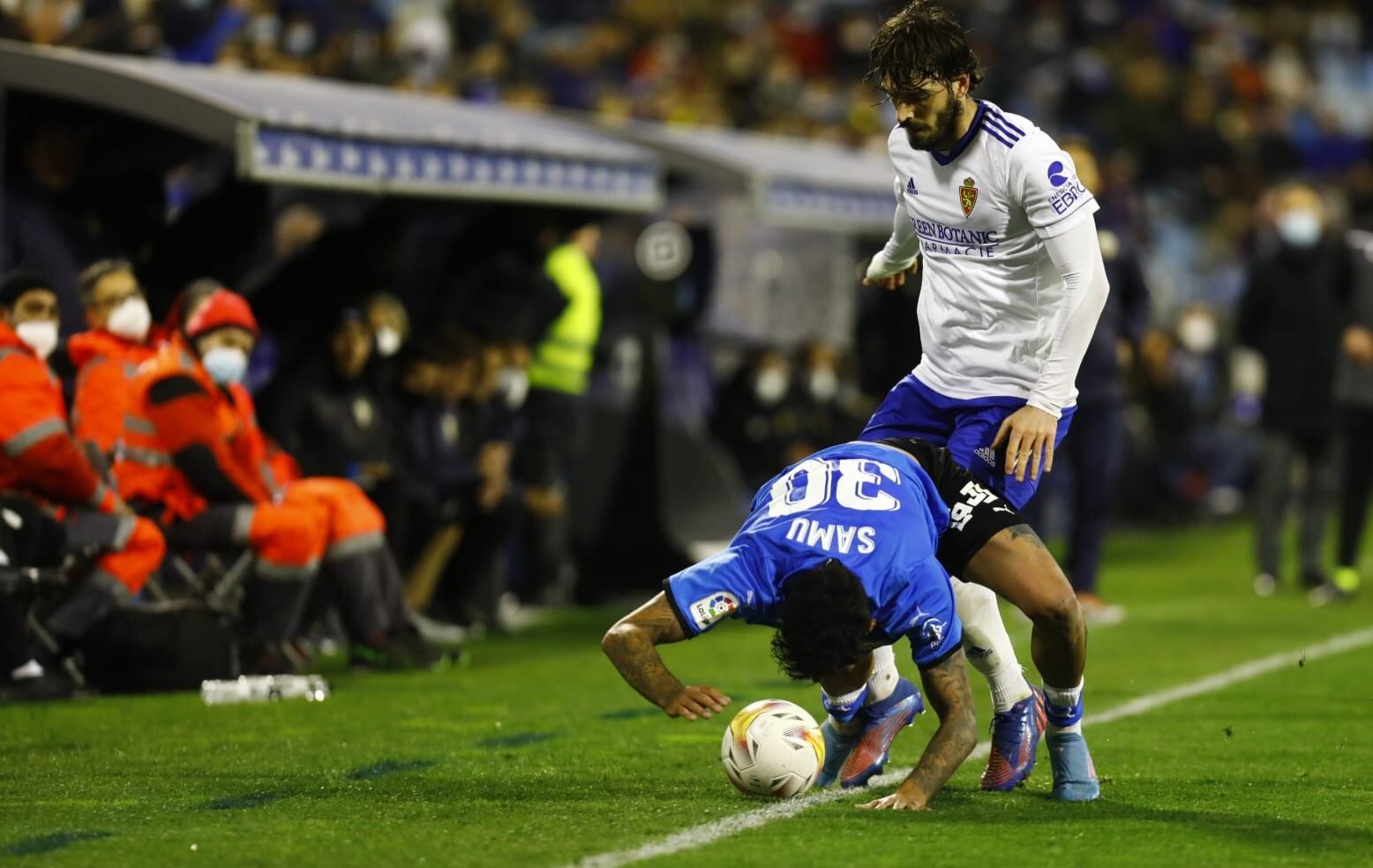 Samú, que parece no ser el mismo de antes, se resbala en La Romareda.