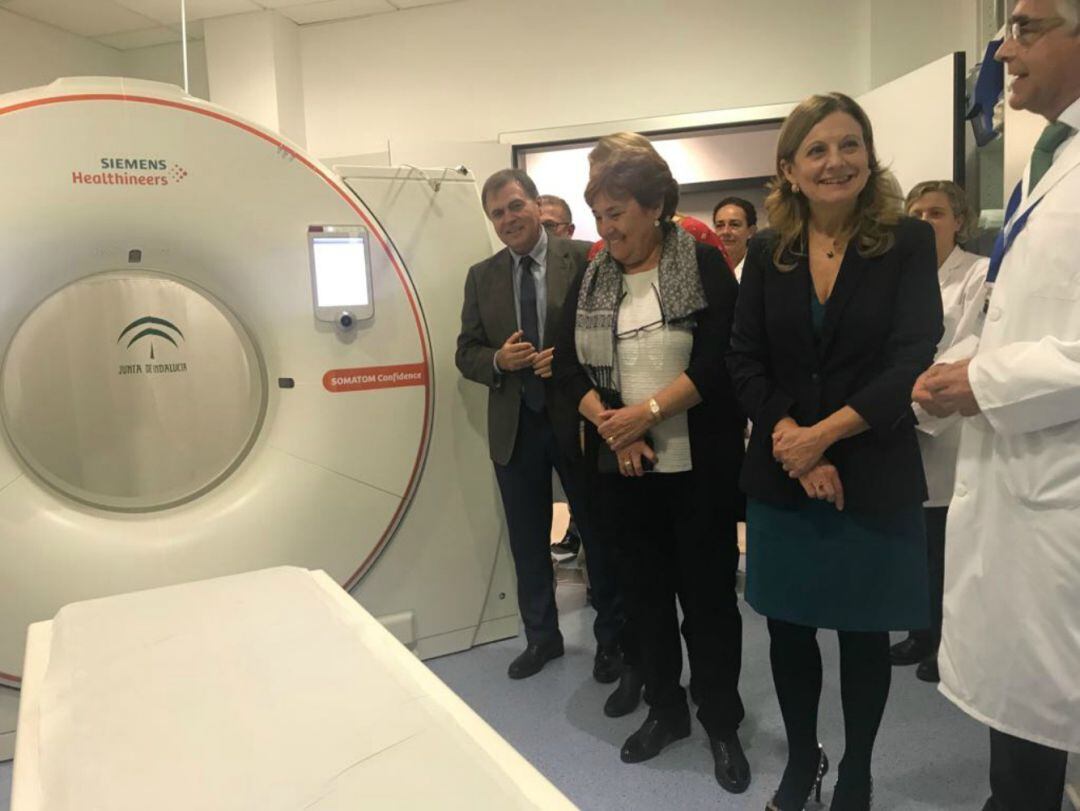 La consejera de Salud de la Junta, Marina Álvarez, durante la visita este lunes de la nueva resonancia magnética en el Hospital Clínico de Málaga