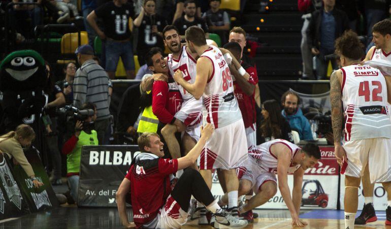 El alero del CAI Zaragoza Joan Sastre (2i, detrás) tras conseguir la canasta de la victoria ante el Dominion Bilbao Basket en la última jornada de la liga ACB disputado en el Bilbao Arena.