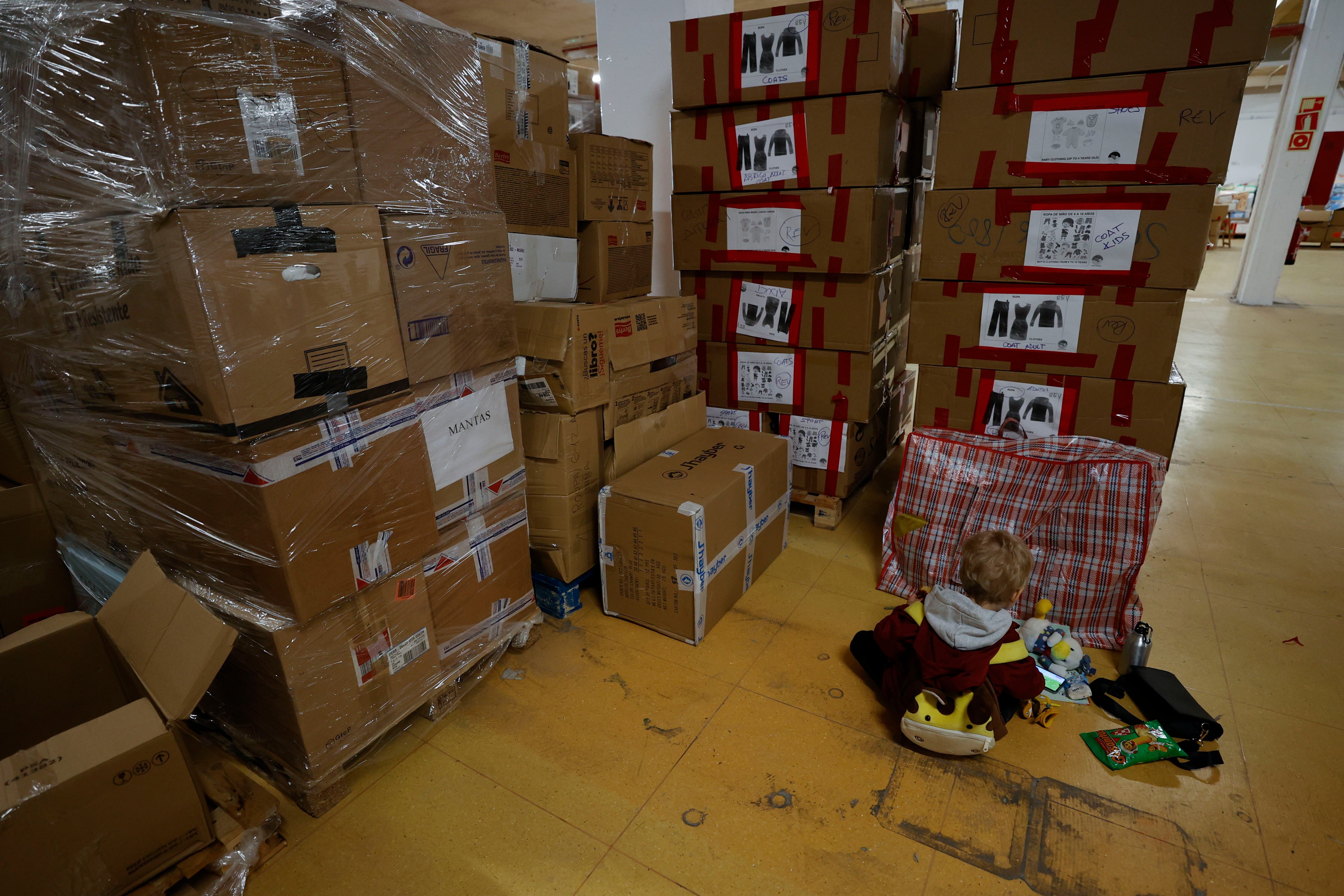 GRAF8515. A CORUÑA, 12/04/2022.- Un niño refugiado ucraniano juega ese martes en el almacén de la Asociación Galega de Axuda-AGA-Ucraína, donde su madre es voluntaria. EFE/Cabalar