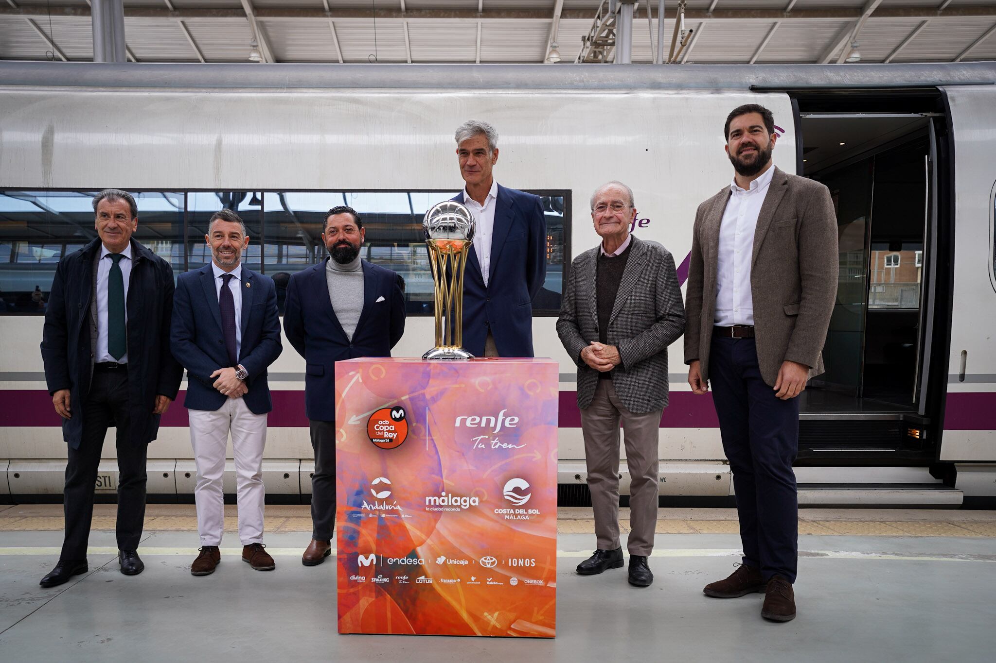 La Copa del Rey de baloncesto recibida en Málaga por las autoridades