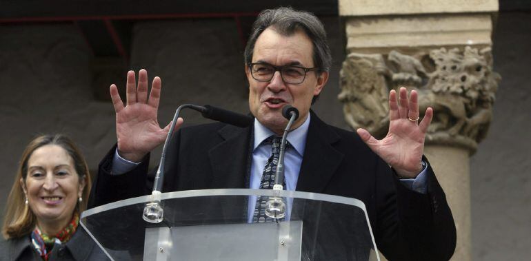 GRA086. SITGES (BARCELONA) ,22/12/2014.- El presidente de la Generalitat, Artur Mas (d) junto a la ministra de Fomento, Ana Pastor (i), pronuncia unas palabras durante el acto de reinugaración de los museos del Cau Ferrat, antiguo taller del pintor Santia