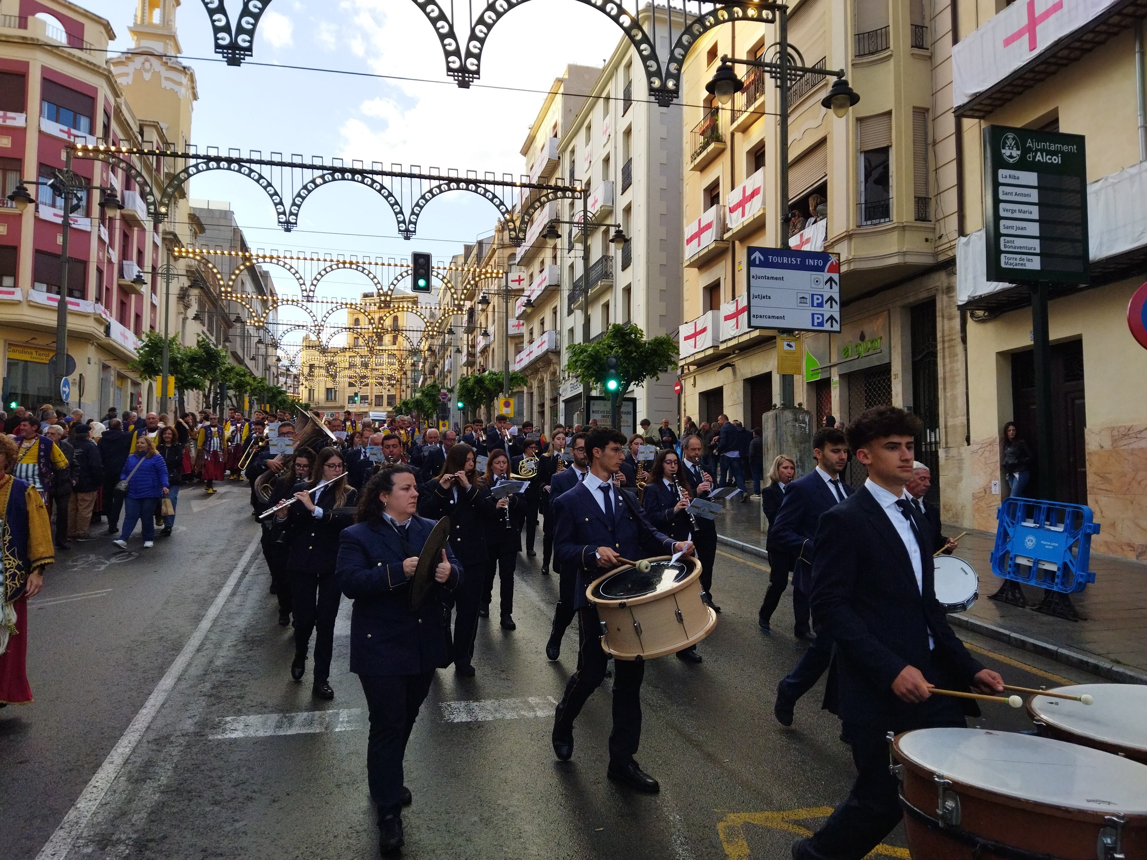 La Unió Musical de Planes desfilando este sábado en la Diana por la calle Santo Tomás de Alcoy.