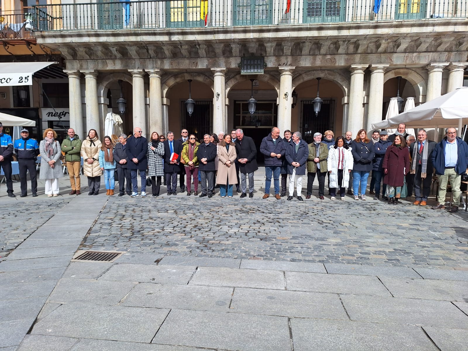 Representantes de las diferentes instituciones de Segovia y su provincia a las puertas del Ayuntamiento en el minuto de silencio con motivo del 20 aniversario del 11M