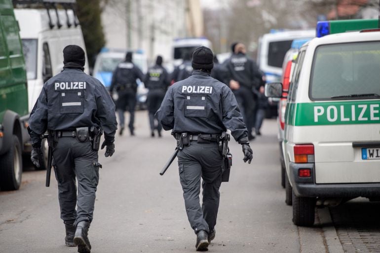 La policía alemana en los alrededores de la mezquita en Griesheim, cerca de Fráncfort