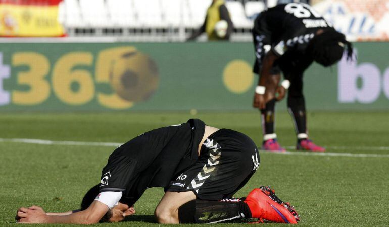 GRA219. ALMERÍA, 26/04/2015.- Los jugadores del Eibar tras perder por 2-0 ante el Almería al finalizar el partido de la trigésimo tercera jornada de Liga que disputan en el estadio de los juegos Mediterraneos de Almería. EFE/Carlos Barba