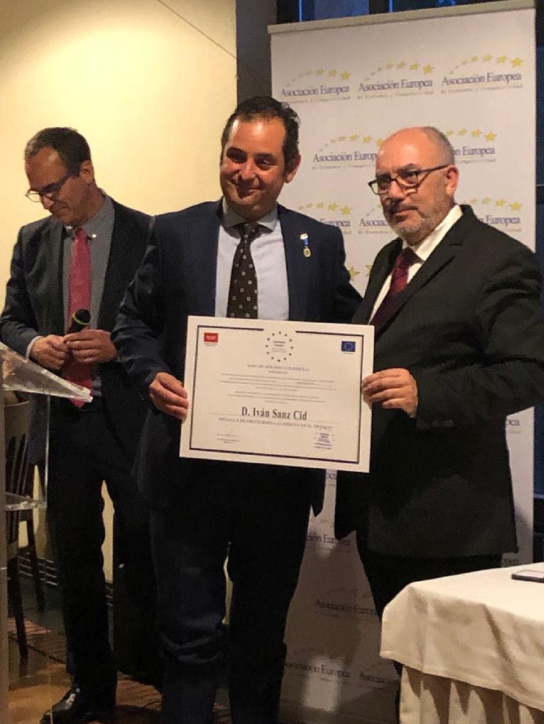 El director general de la elaboradora, Iván Sanz, posa con el diploma acreditativo de la Medalla de Oro al Mérito en el Trabajo