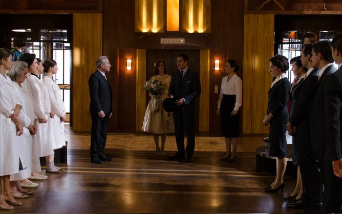 Alberto (Miguel Ángel Silvestre) entra con Cristina (Manuela Velasco) en las galerías Velvet