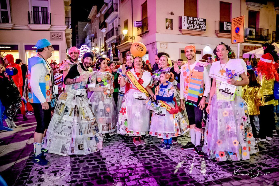 El grupo de falleras que participaron en la San Silvestre