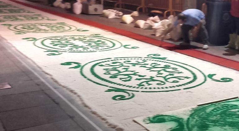 Trabajando a las 6 de la mañana en la alfombra de la Patrona