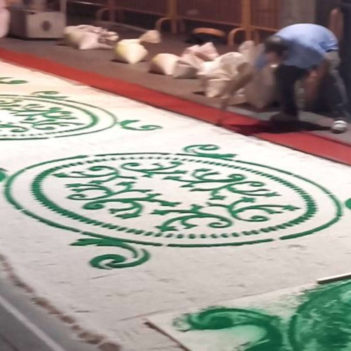 Desde primera hora de la mañana preparando la alfombra de la Patrona