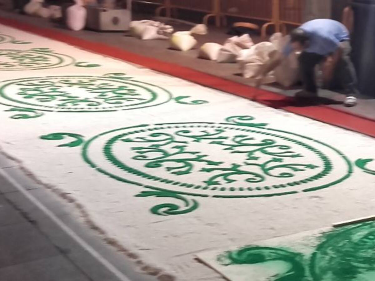 Desde primera hora de la mañana preparando la alfombra de la Patrona