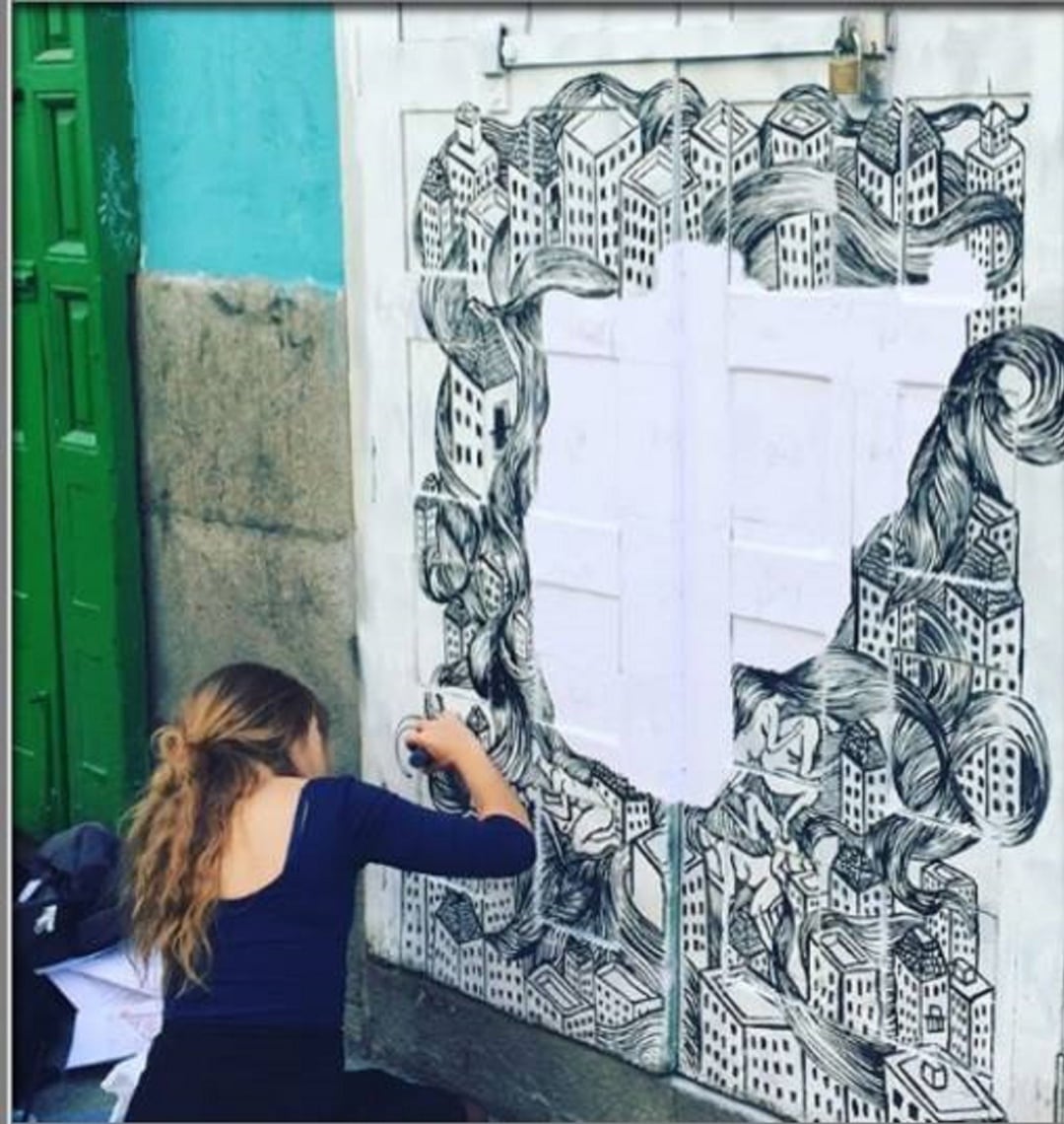 Miriam Gascón, creadora de La Fenêtre Cuenca, pintando un mural