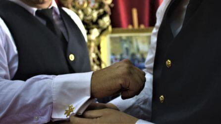 Camisa de doble puño de color blanca, los gemelos con la Cruz de San Juan y la corbata de color negro azabache