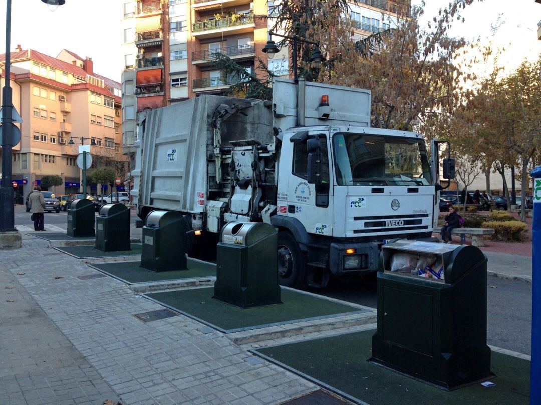 Un camión retirando la basura de los contenedores en una calle de Alcoy, en imagen de archivo.