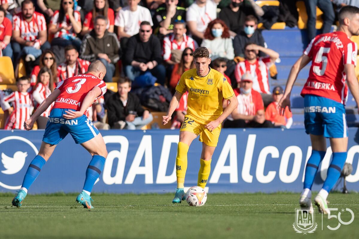 Jugadores del Alcorcón y del Sporting de Gijón