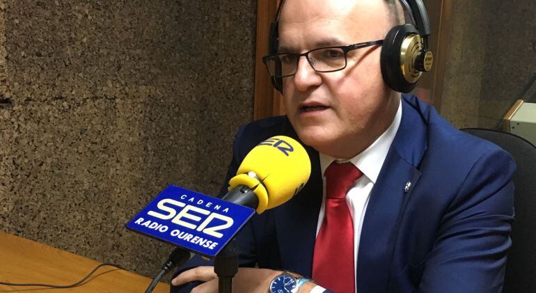 Jose Manuel Baltar en los estudios de Radio Ourense