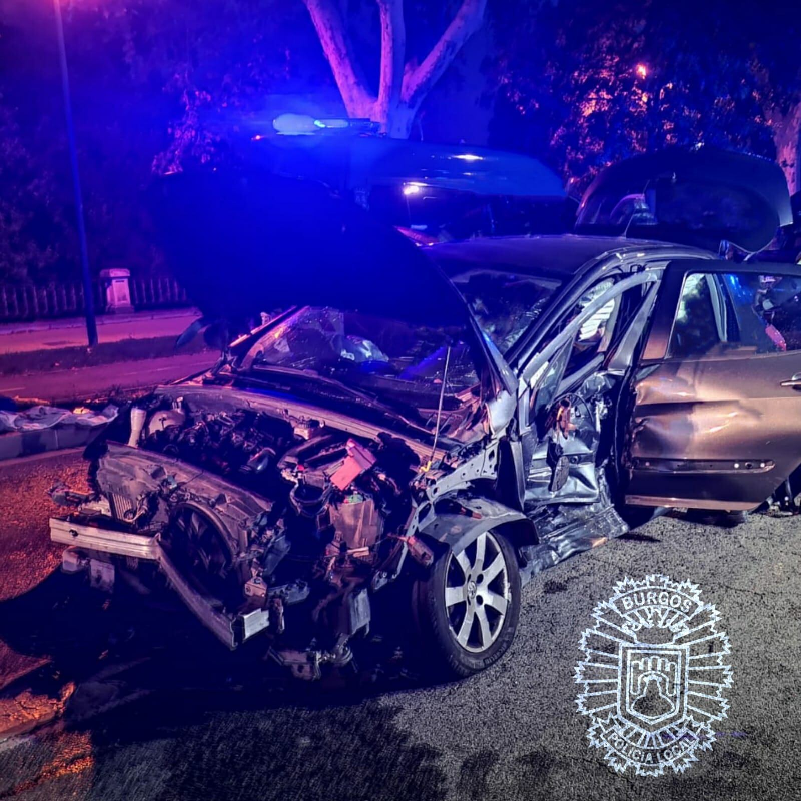 Estado en que quedó el coche embestido por uno de los conductores acusados de participar en una carrera ilegal