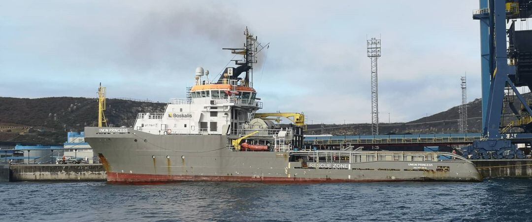 Remolcador Union Princess en el puerto exterior de Ferrol para ayudar en las labores de desencallamiento del Blue Star