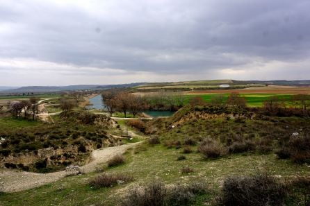 Vista al río Tajo desde el Cerro de La Muela, bajo el que se encuentra Caraca.