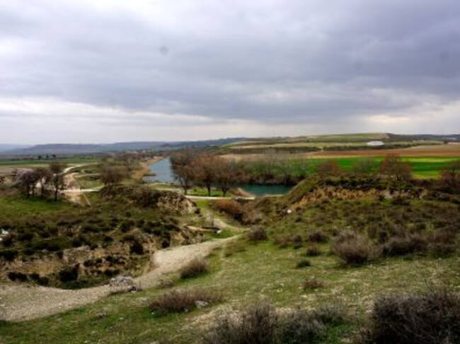 Vista al río Tajo desde el Cerro de La Muela, bajo el que se encuentra Caraca.
