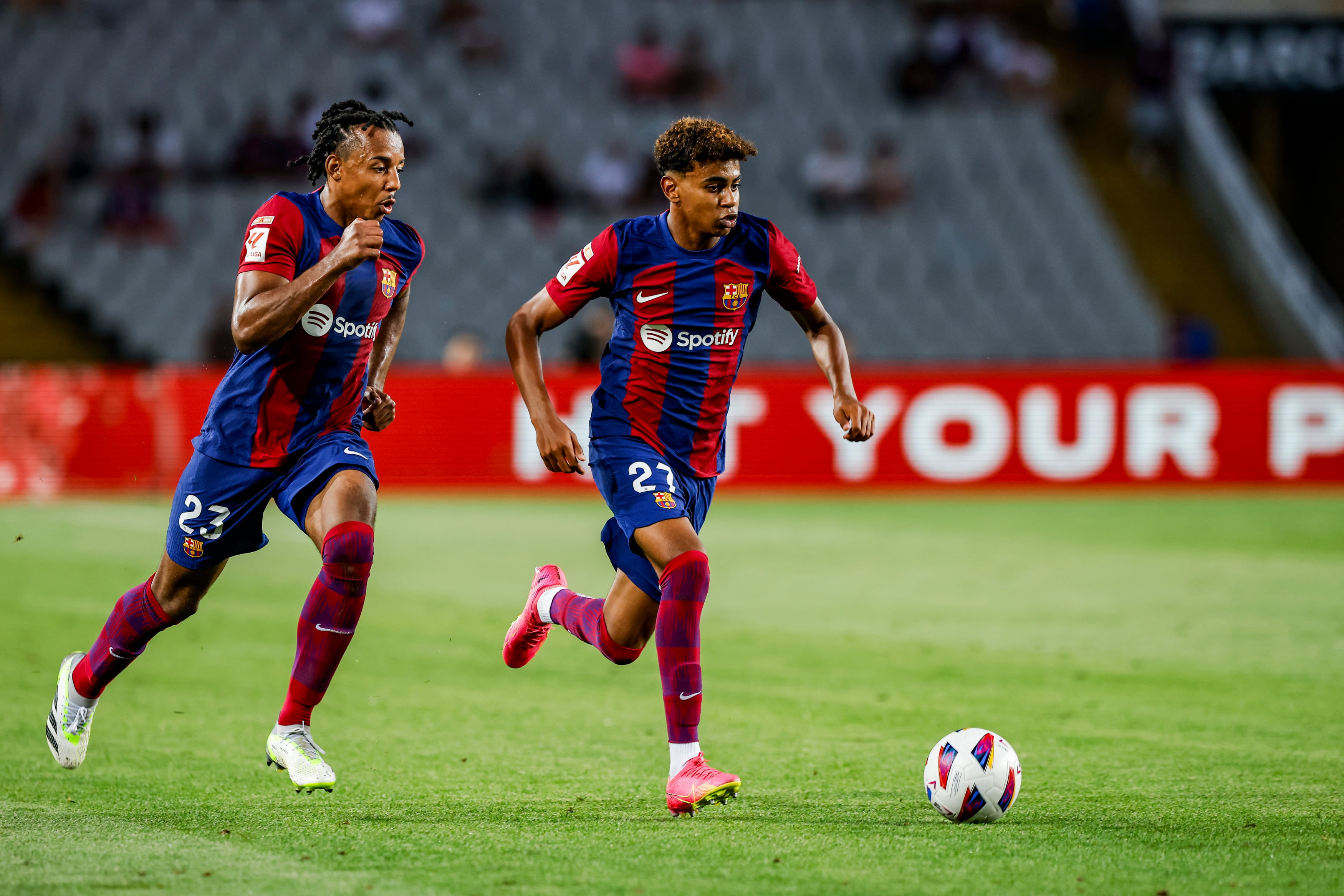 Jules Kounde y Lamine Yamal, durante un partido con el FC Barcelona