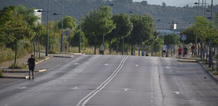 Ciudadanos pasean por el cinturón sur en Linares.