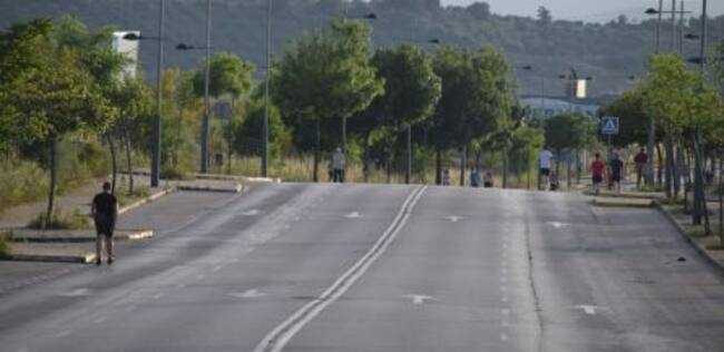 Ciudadanos pasean por el cinturón sur en Linares.